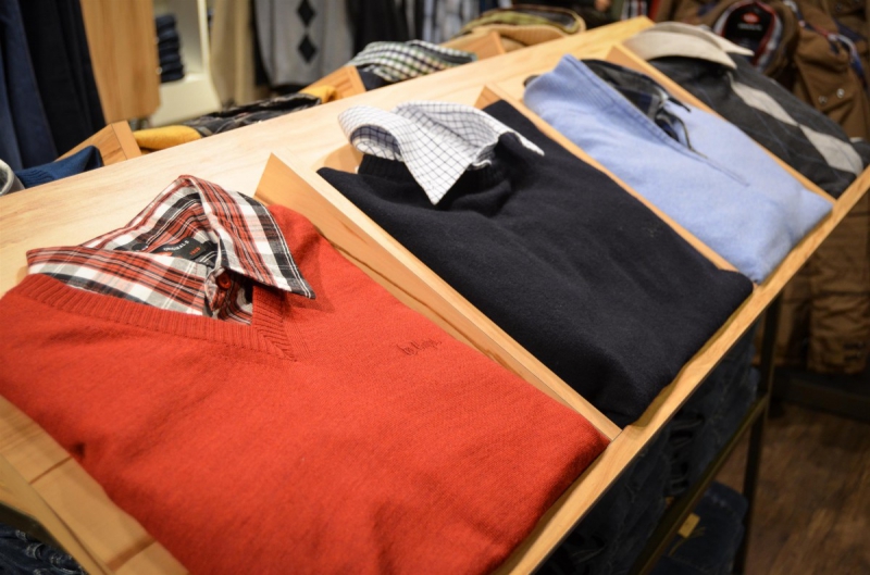 magasin-CABASSE-min_sweater_sweaters_shirts_exhibition_shop_shopping_shelf_buy-940699